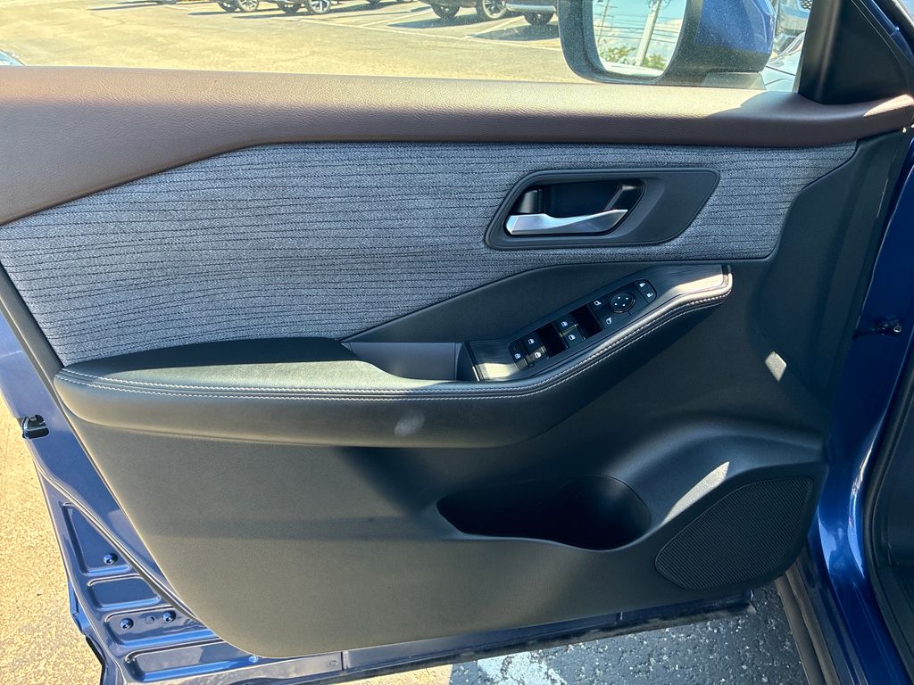 2023 Nissan Rogue SV - 11