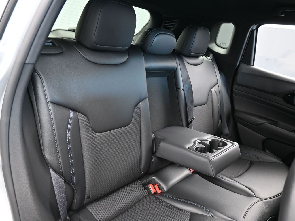 New 2026 silver zynith metallic clearcoat Jeep Latitude image 34