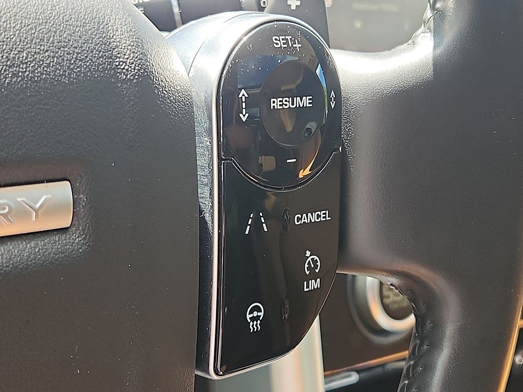 Thumbnail: 2020 Land Rover Discovery - 23