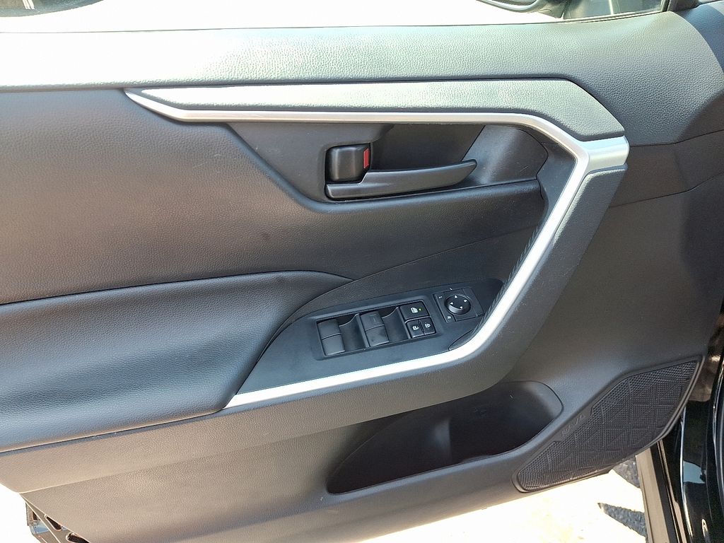 Thumbnail: 2021 Toyota RAV4 - 13