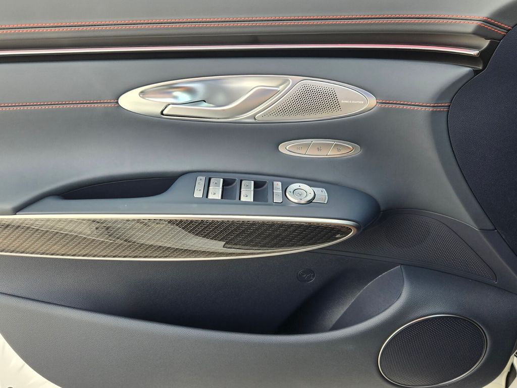 2027 Genesis Gv70