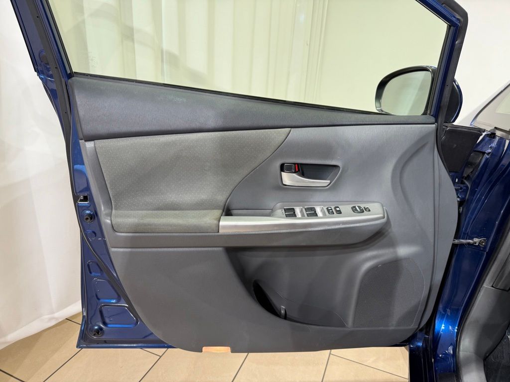 Thumbnail: 2012 Toyota Prius v - 15