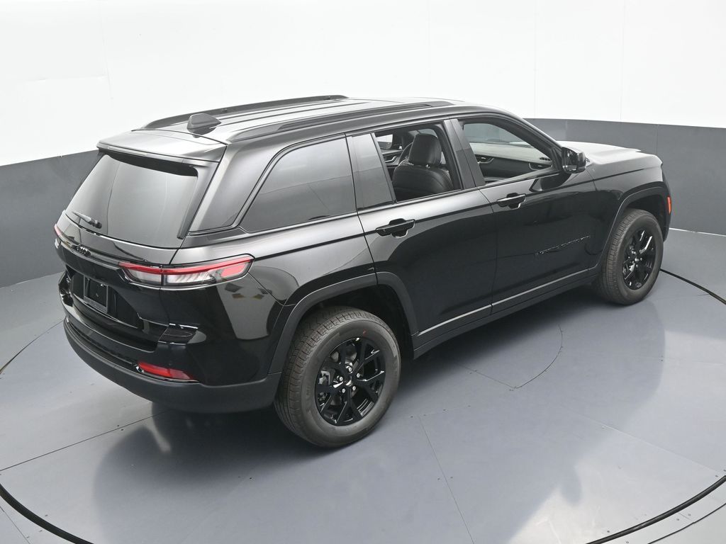 New 2025 Diamond Black Crystal Pearlcoat Jeep Laredo image 44