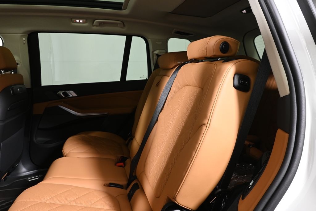 Thumbnail: 2027 BMW X7 - 4