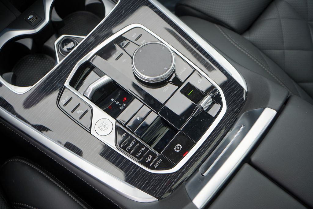 2025 BMW X7 xDrive40i 18
