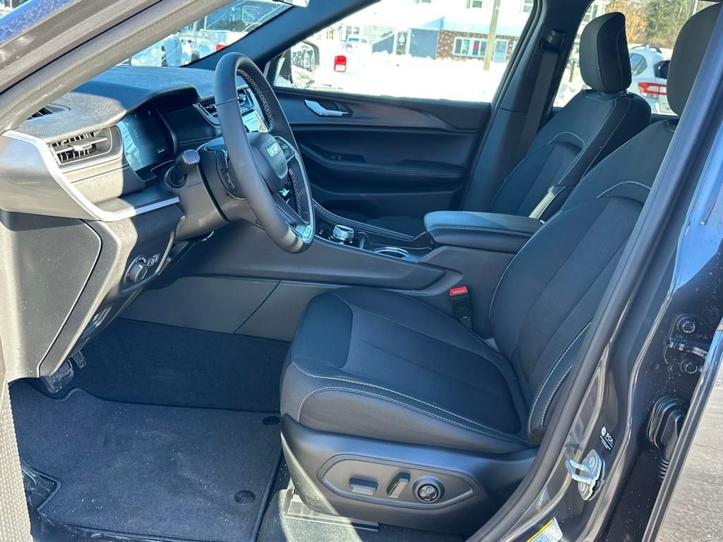 2025 Jeep Grand Cherokee Laredo photo 8