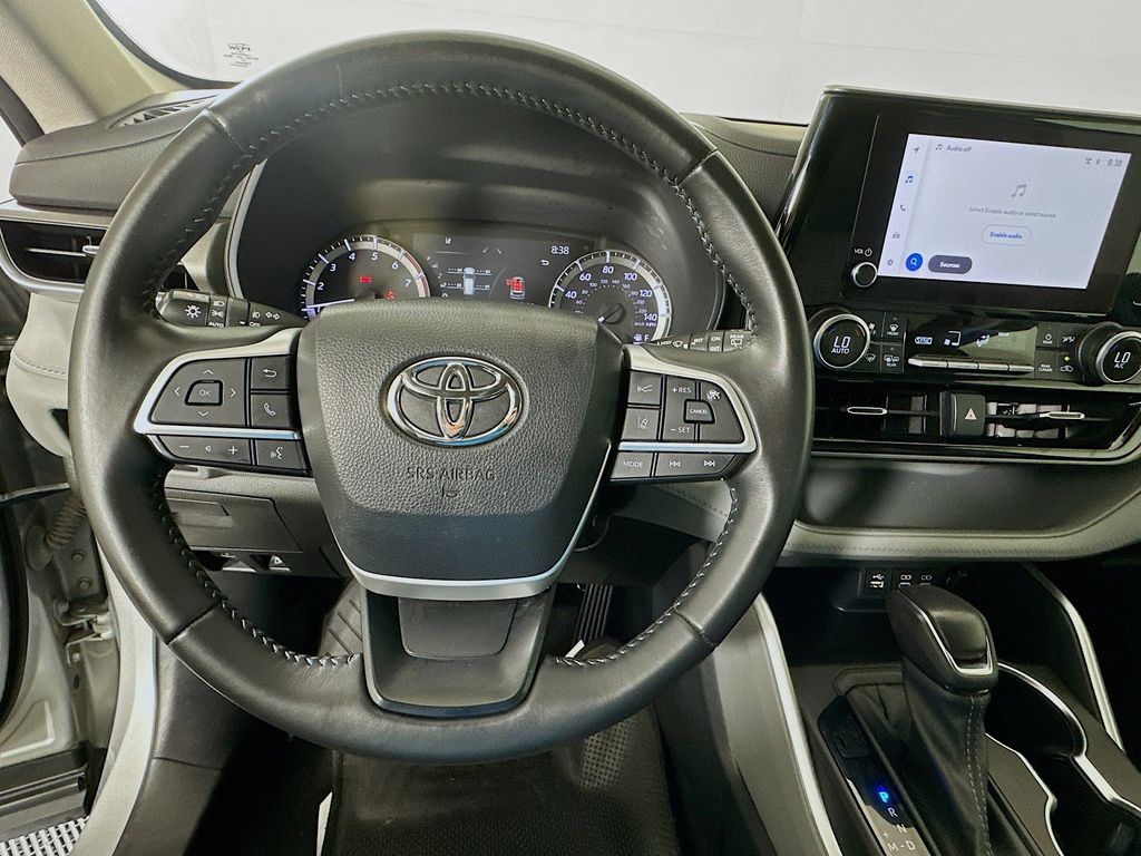 Thumbnail: 2023 Toyota Highlander - 11