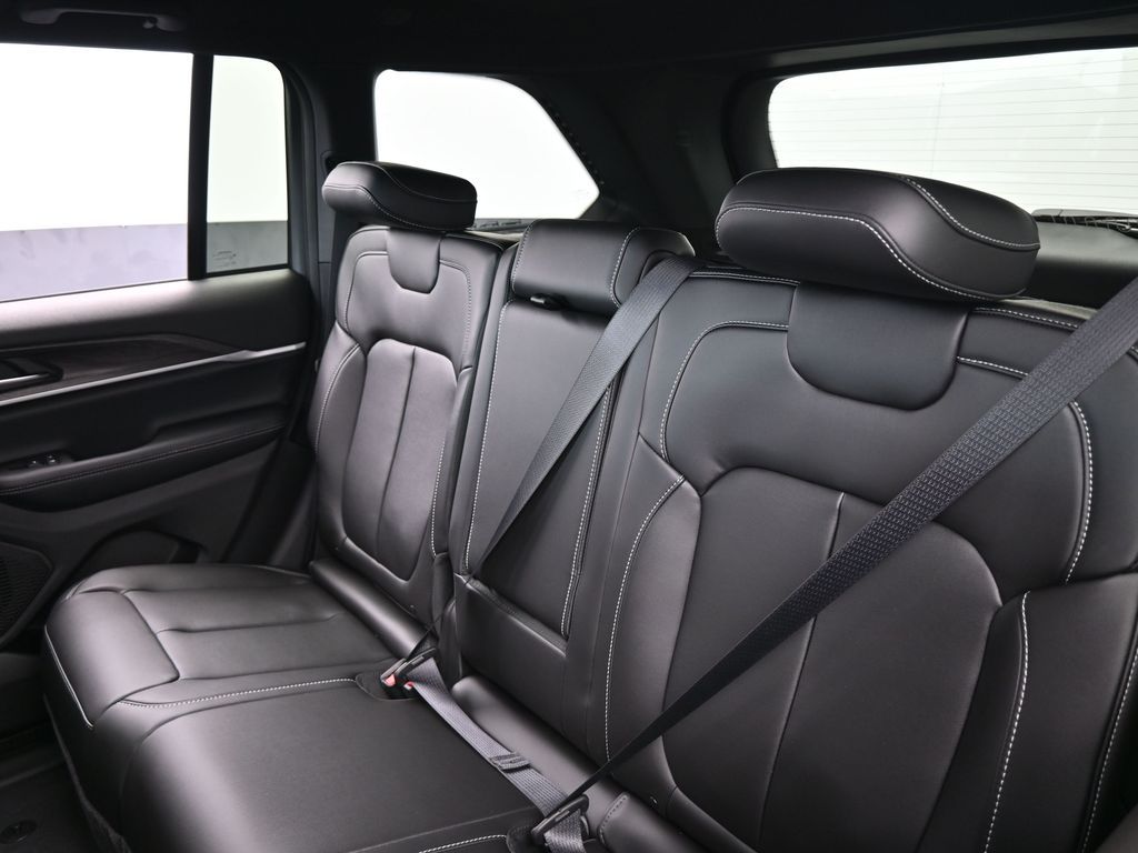 Used 2025 Diamond Black Crystal Pearlcoat Jeep Limited image 22
