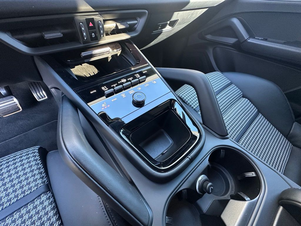 Thumbnail: 2025 Porsche  - 29