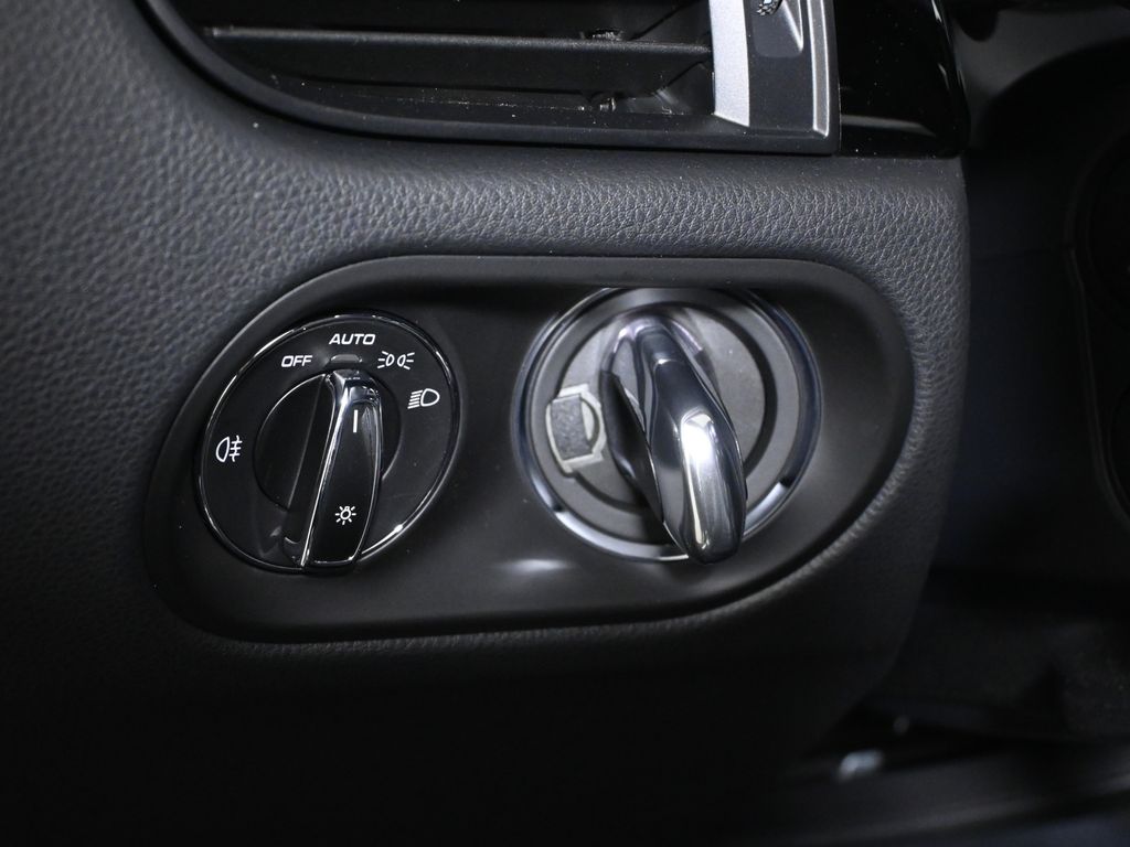 Thumbnail: 2026 Porsche Macan - 30