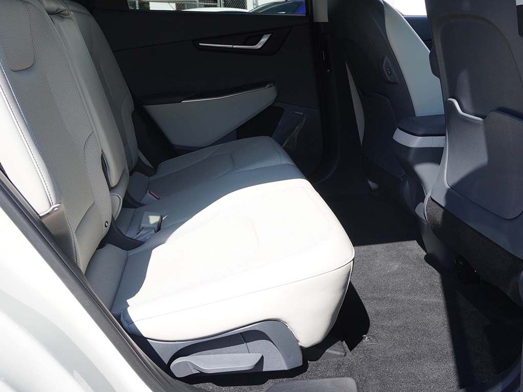 Used 2024 White Kia Wind image 31