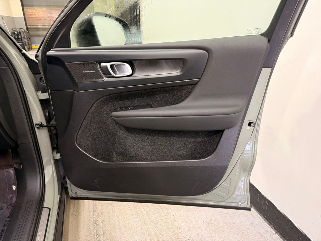 Thumbnail: 2023 Volvo XC40 - 27