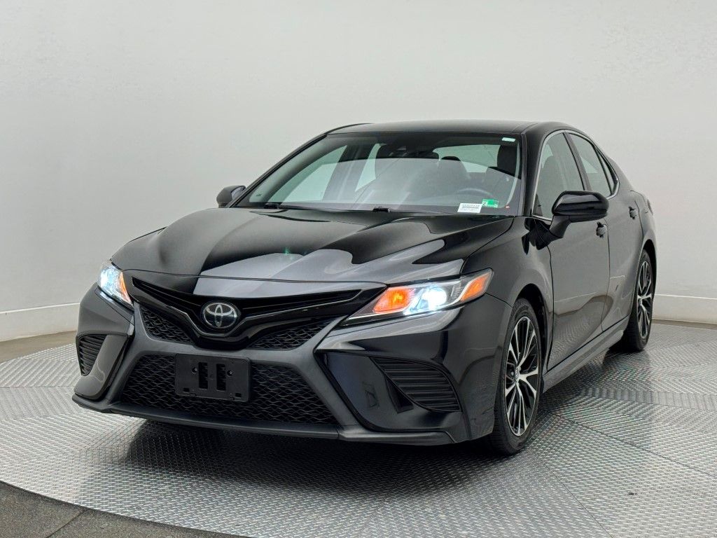 2019 Toyota Camry SE 3