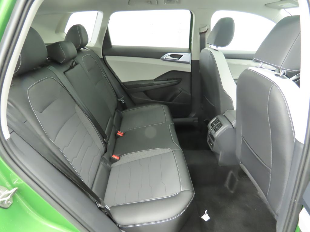 2025 Volkswagen Taos SE 23