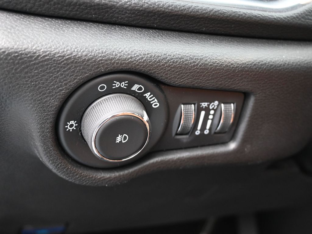 Used 2024 Bright White Clearcoat Chrysler Pinnacle image 15