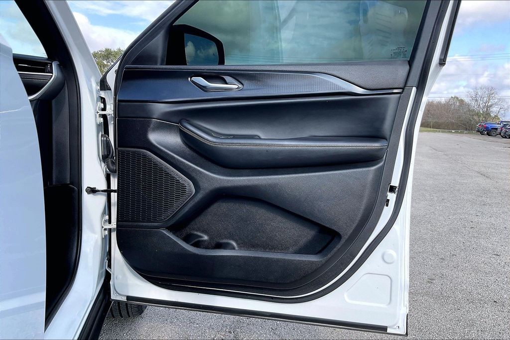 Used 2025 Jeep Grand Cherokee Altitude 4D Sport Utility