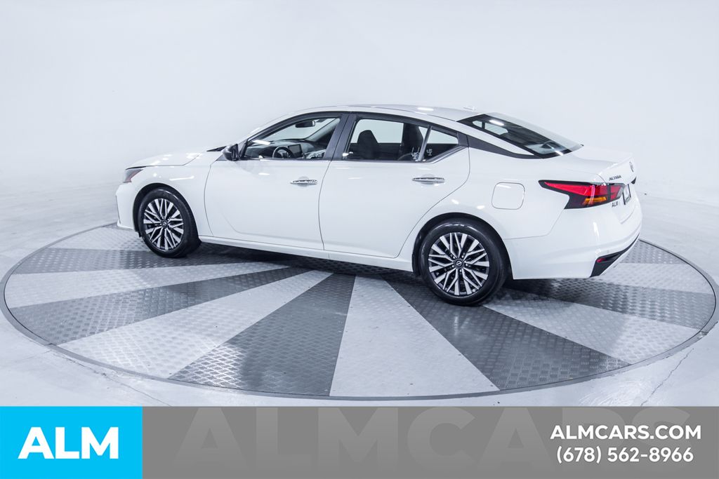 Used 2025 White Nissan 2.5 SV image 5