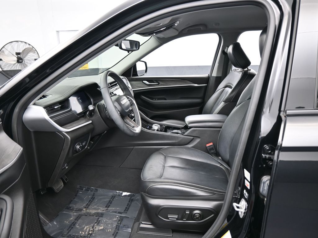 Used 2023 Diamond Black Crystal Pearlcoat Jeep Limited image 11