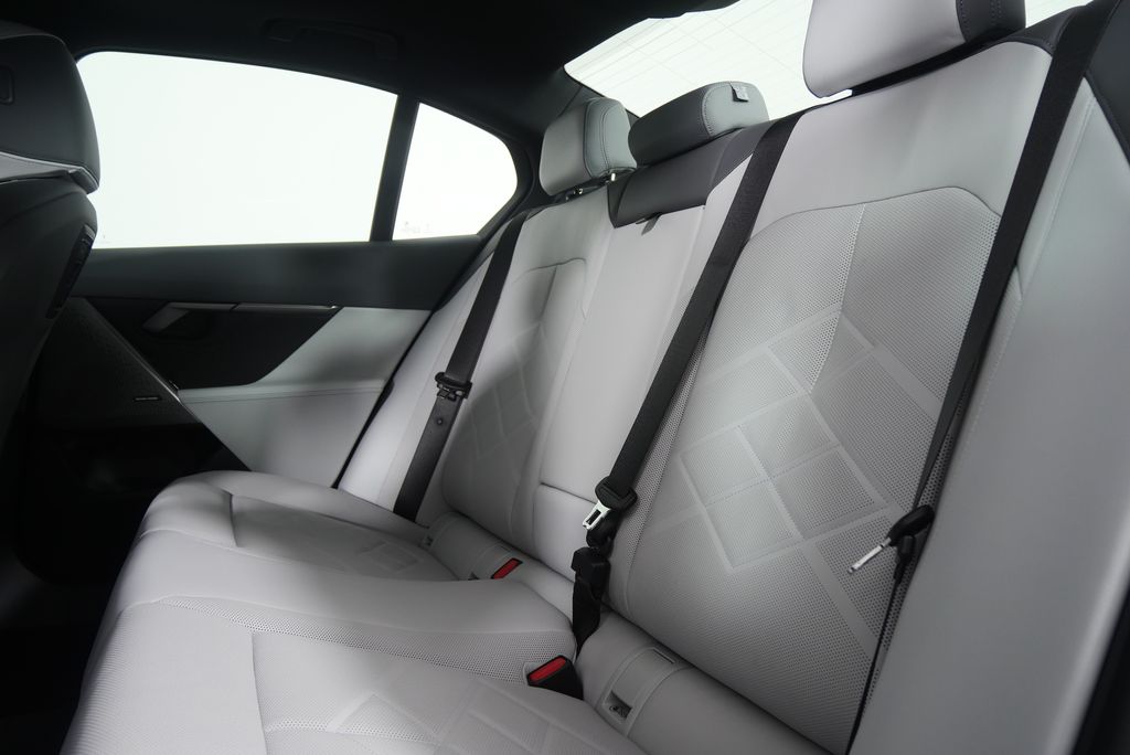 Thumbnail: 2026 BMW i5 - 15