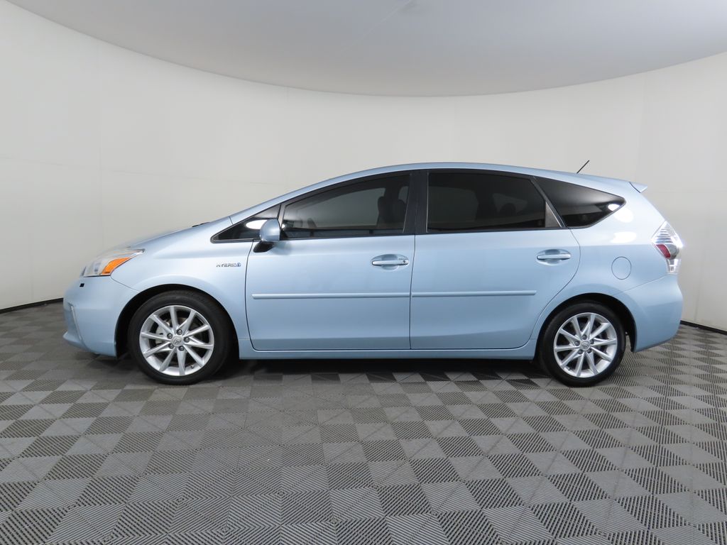 2012 Toyota Prius v Five 8