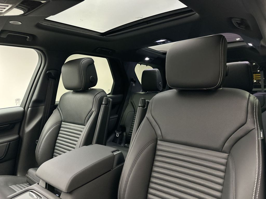 2025 Land Rover Discovery S 9