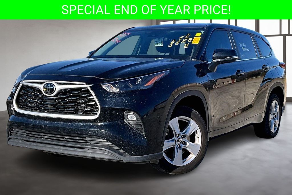 2023 Toyota Highlander LE's photo