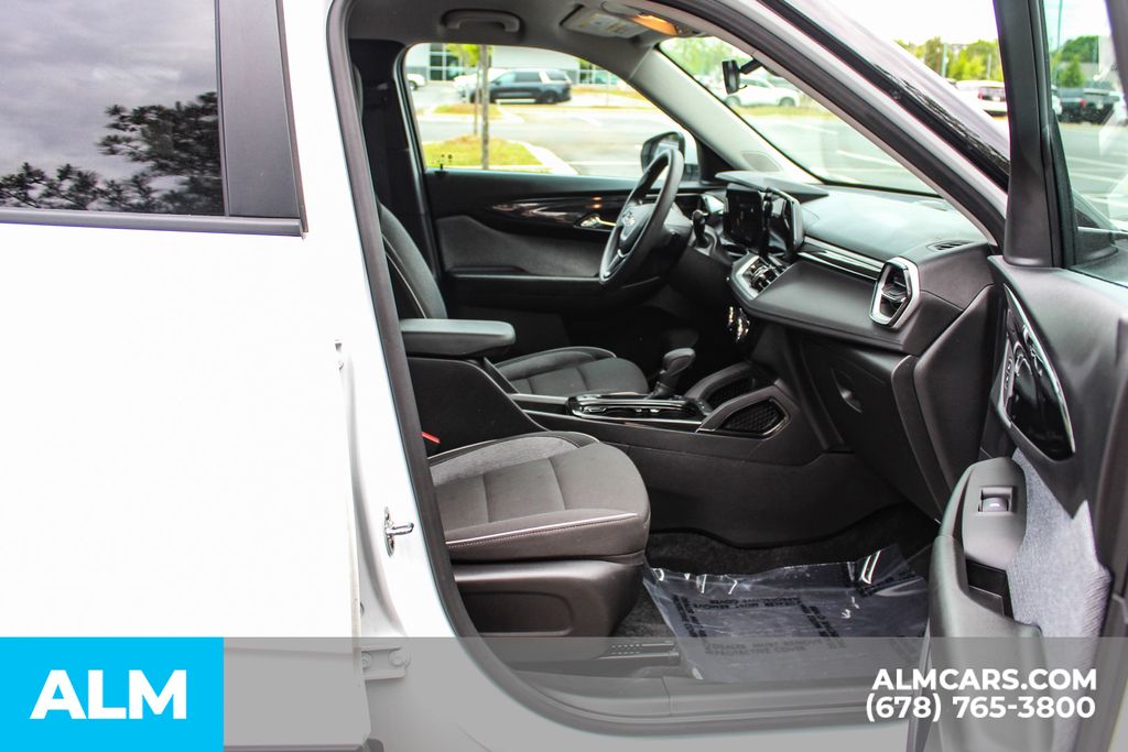 Used 2025 White Chevrolet LT image 21