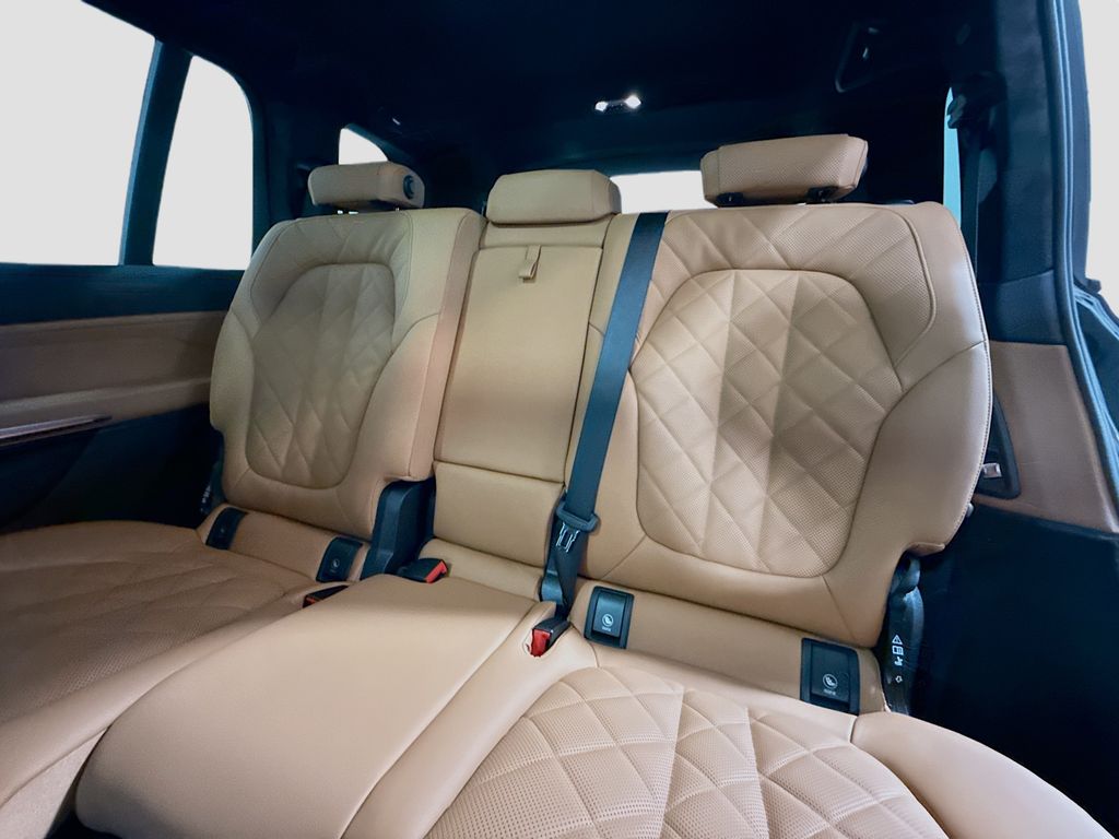 Thumbnail: 2026 BMW X7 - 13