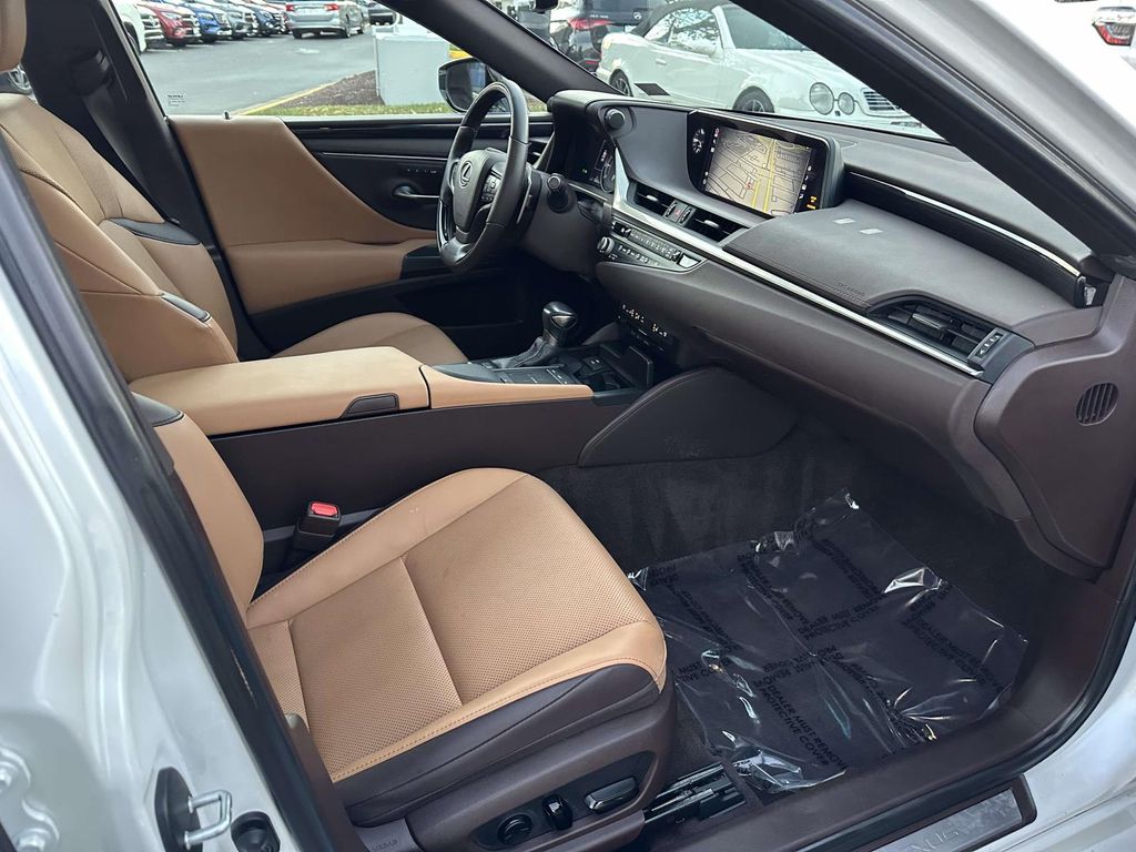 Thumbnail: 2021 Lexus ES - 20