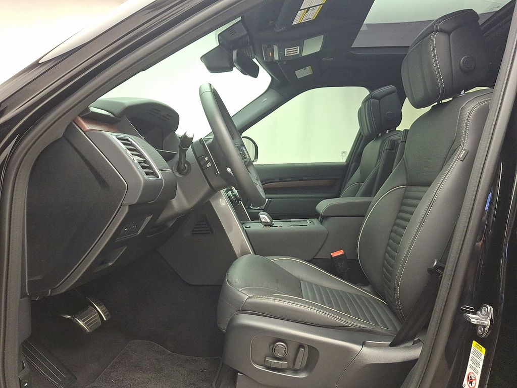 Thumbnail: 2024 Land Rover Discovery - 15