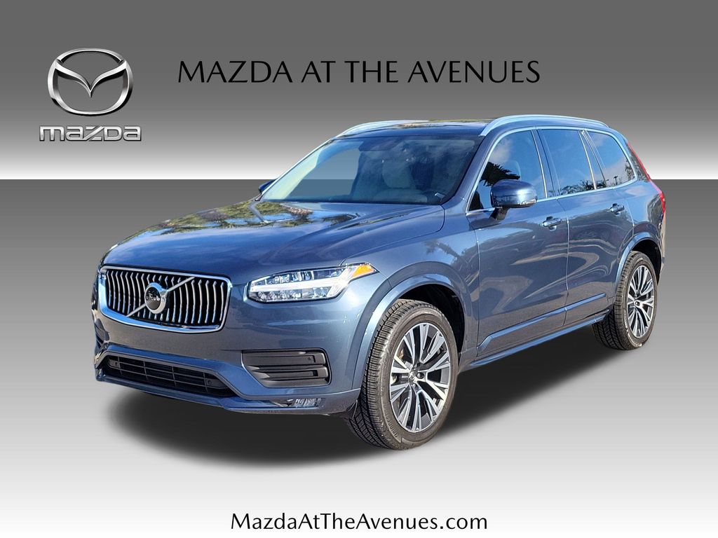 2022 Volvo XC90 Momentum's photo