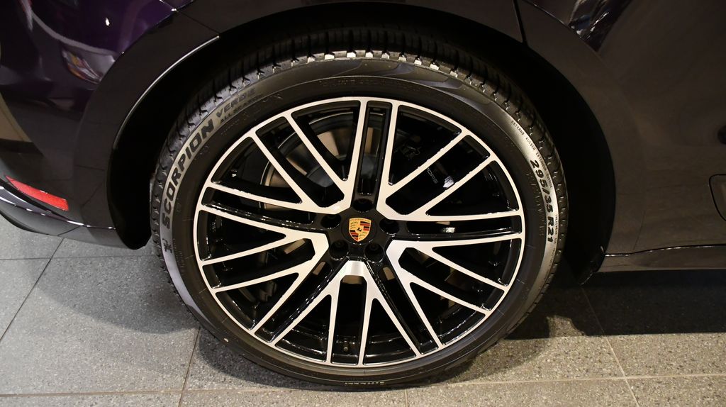 Thumbnail: 2026 Porsche Macan - 10