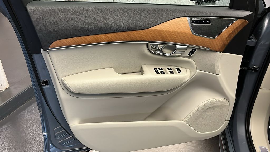 2022 Volvo XC90 T8 Inscription 11