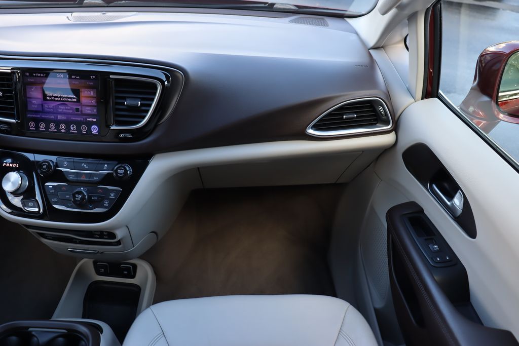 2017 Chrysler Pacifica  18