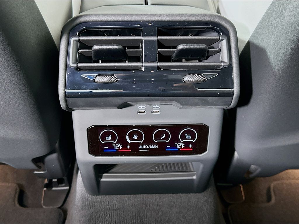 Thumbnail: 2026 BMW M5 - 18