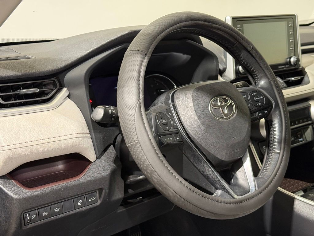 Thumbnail: 2019 Toyota RAV4 - 17