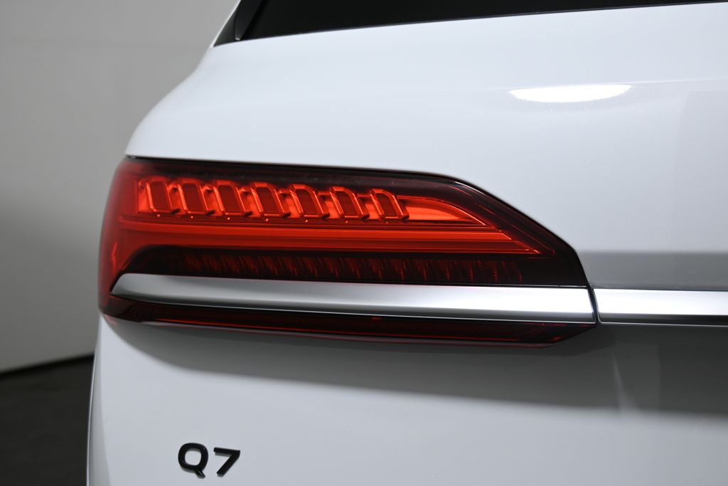 Thumbnail: 2025 Audi Q7 - 12