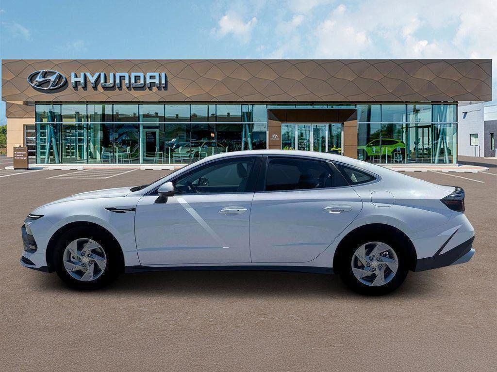 New 2026 White Hyundai SE image 3