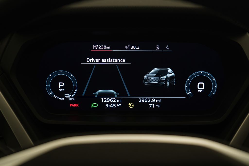 Thumbnail: 2023 Audi Q4 e-tron - 10