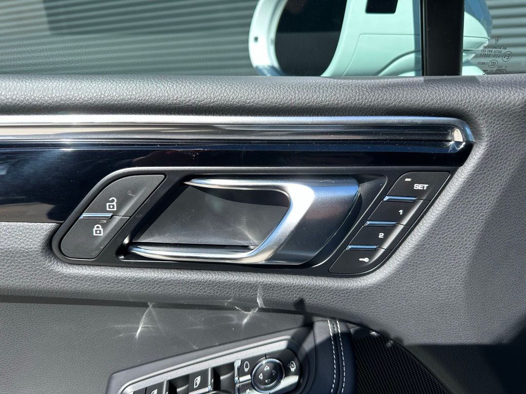 Thumbnail: 2026 Porsche Macan - 21