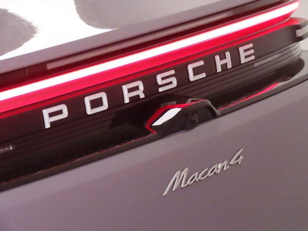 Thumbnail: 2026 Porsche Macan - 12