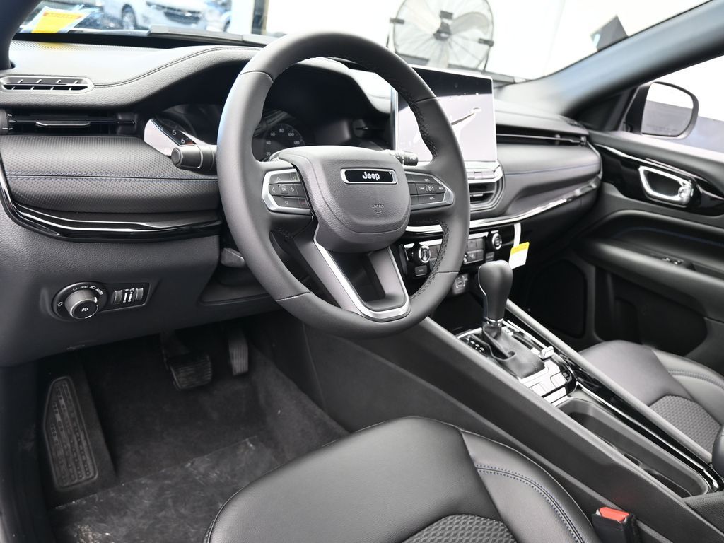 New 2026 silver zynith metallic clearcoat Jeep Latitude image 12