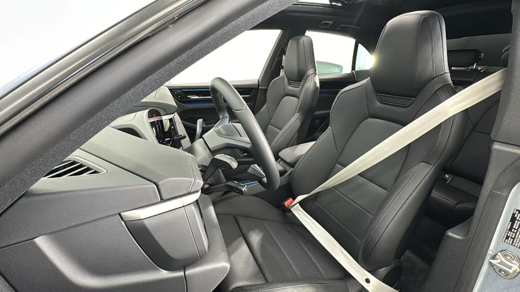 Thumbnail: 2025 Porsche Macan - 5