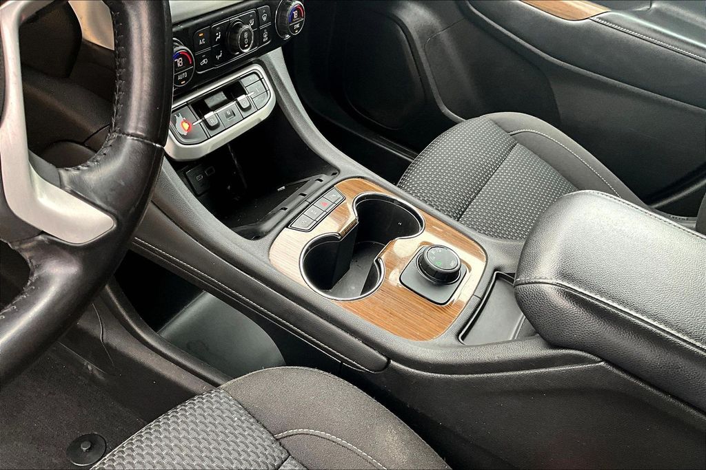 Used 2020 White GMC SLE image 19