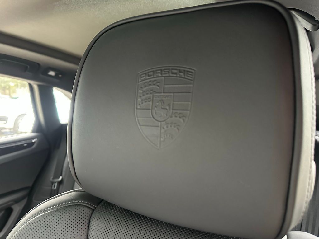 2025 Porsche Macan  14