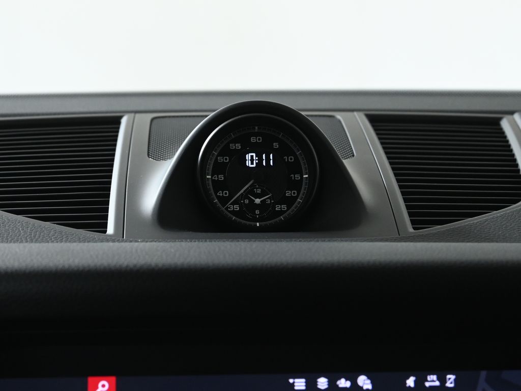 Thumbnail: 2026 Porsche Macan - 22