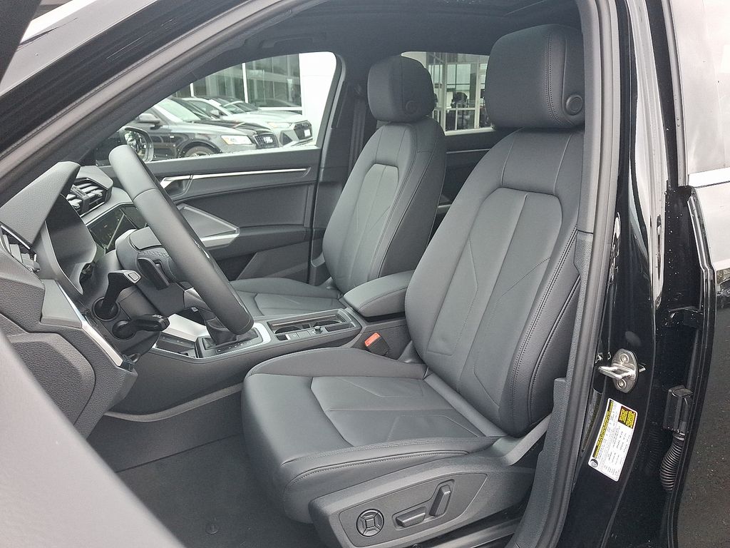 Thumbnail: 2025 Audi Q3 - 10