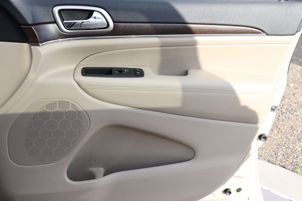 Thumbnail: 2015 Jeep Grand Cherokee - 24