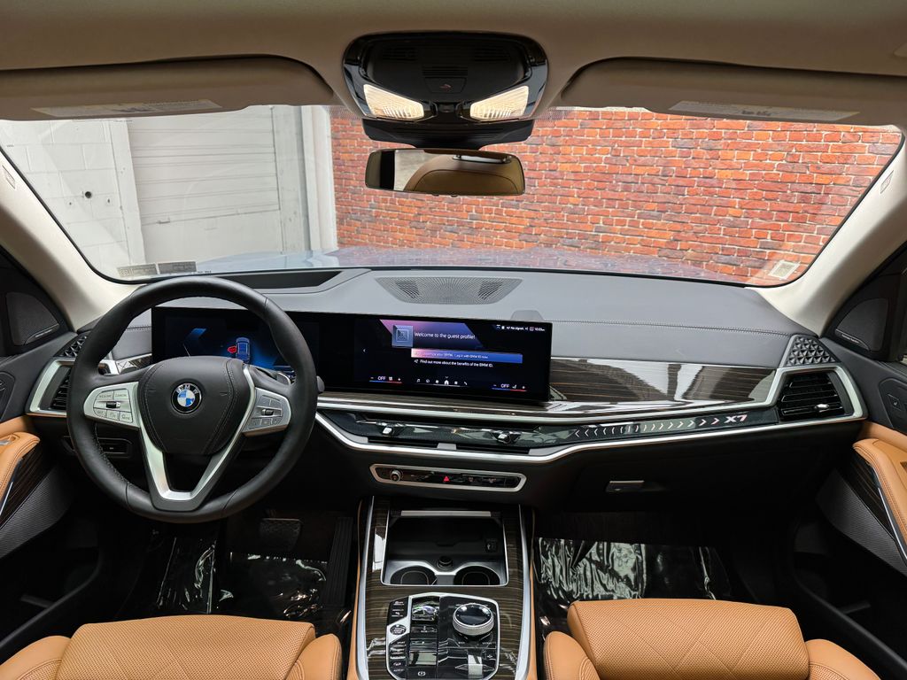 Certified Used 2025  BMW xDrive40i image 13