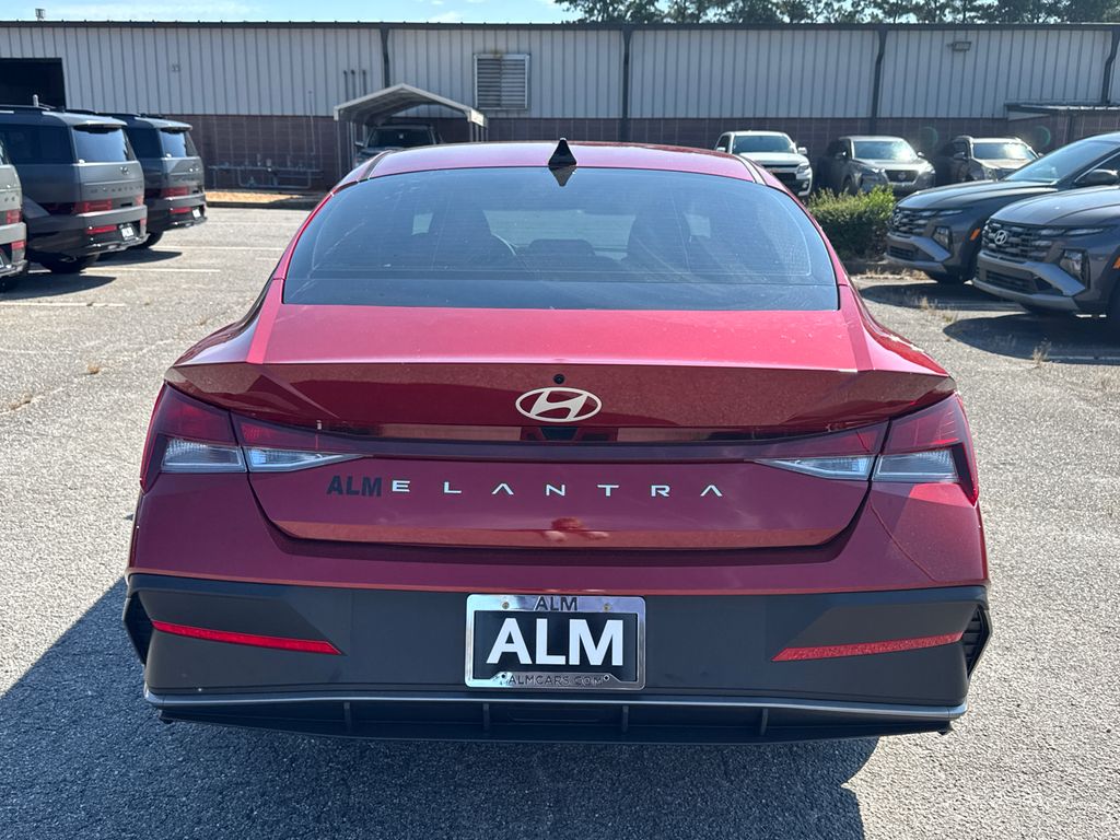 2025 Hyundai Elantra SE photo 2